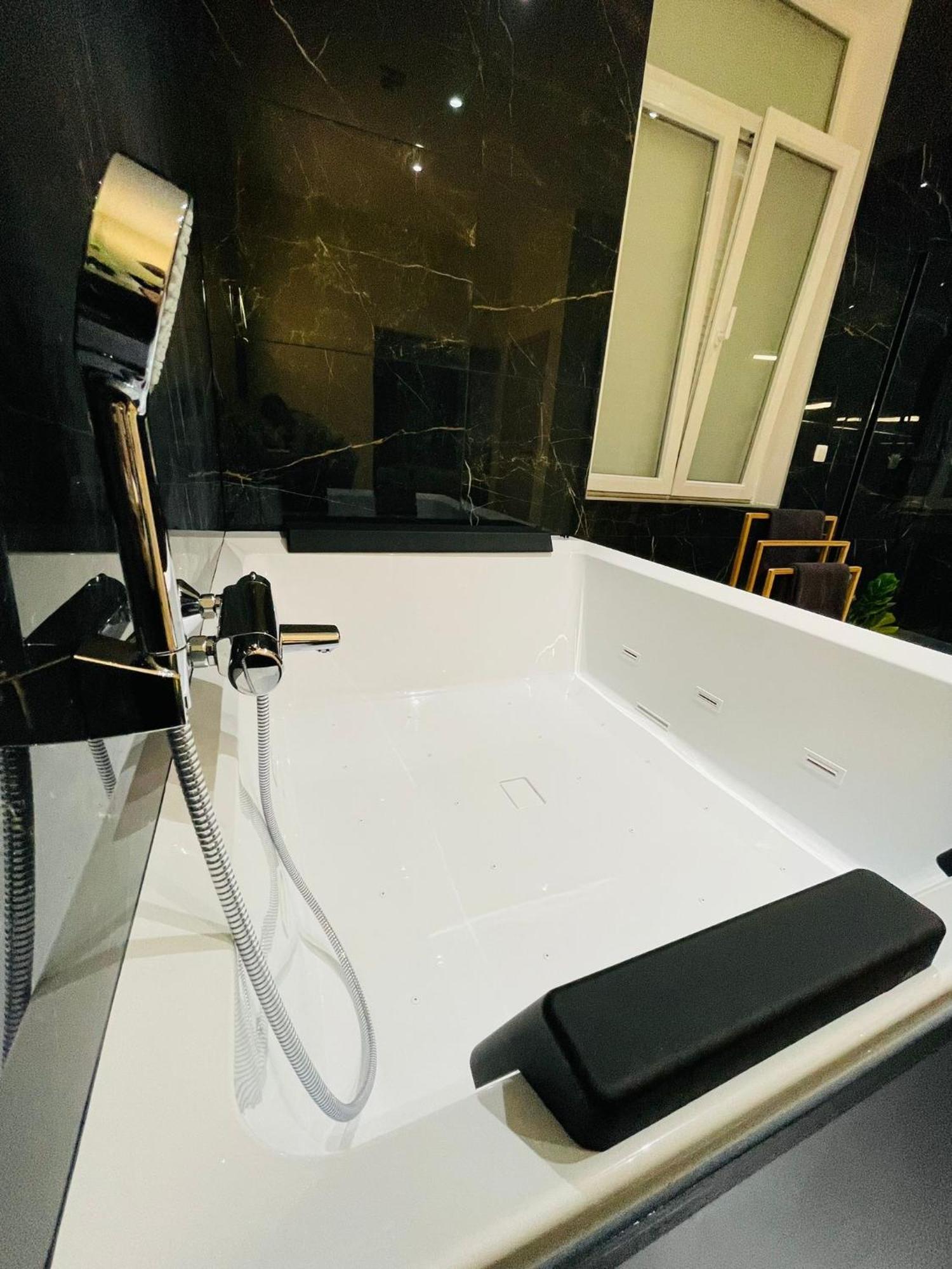 Appartement Exotique Avec Bain Balneo เลียจ ภายนอก รูปภาพ