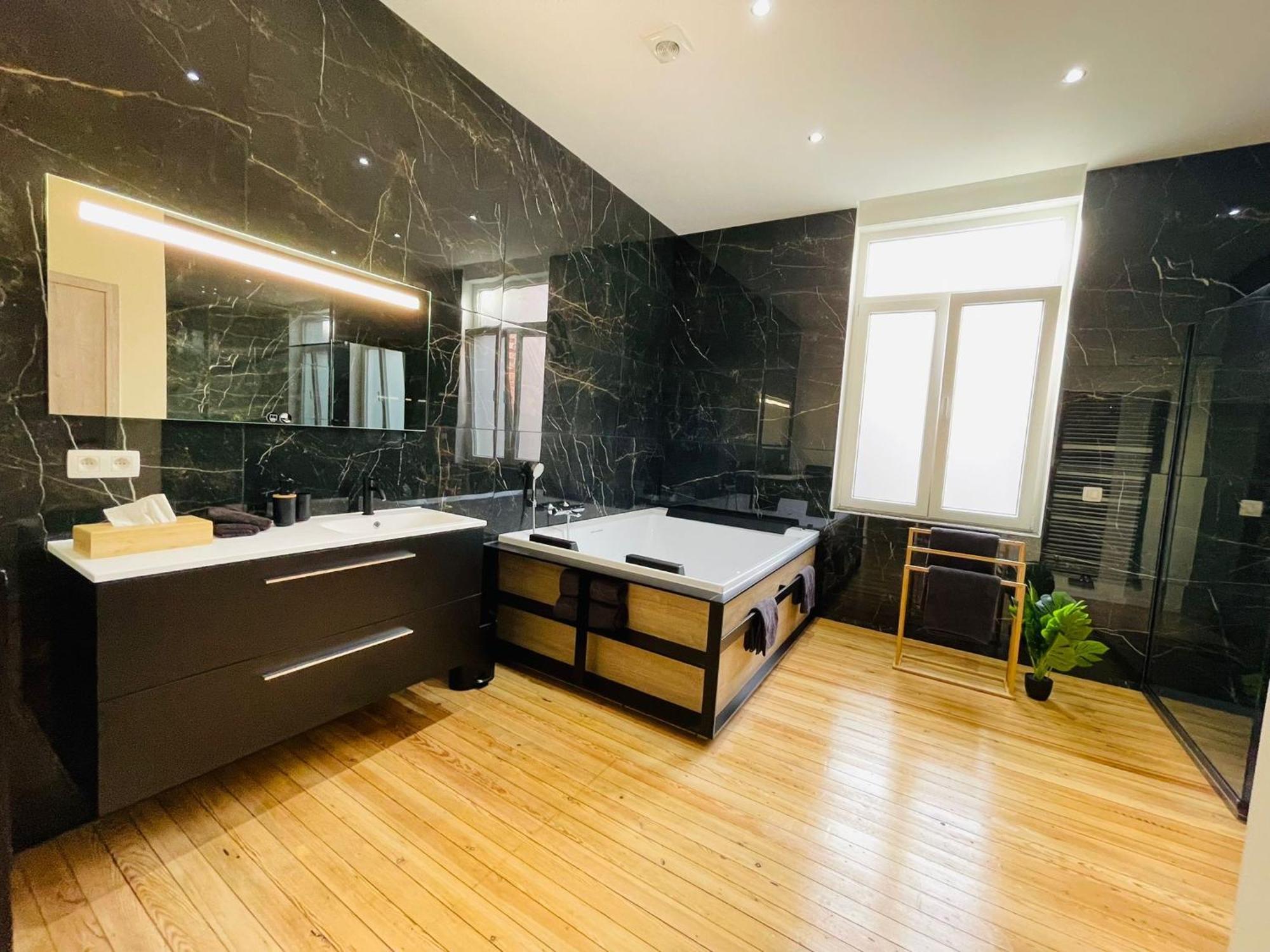 Appartement Exotique Avec Bain Balneo เลียจ ภายนอก รูปภาพ