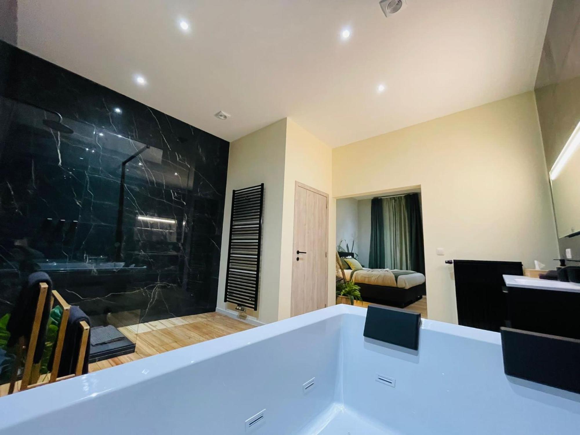 Appartement Exotique Avec Bain Balneo เลียจ ภายนอก รูปภาพ